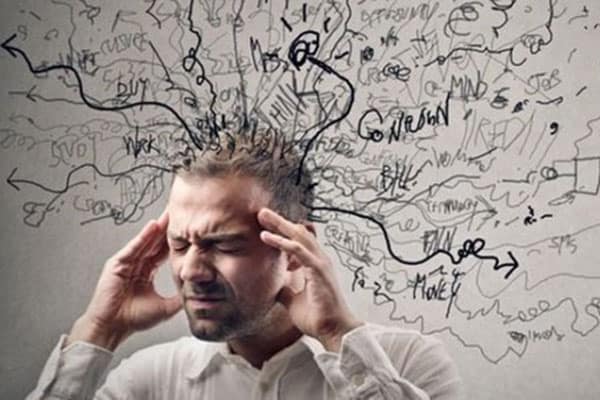 Un hombre intentando concentrarse