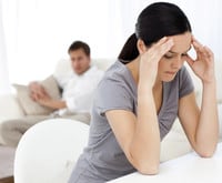 Mujer concentrándose