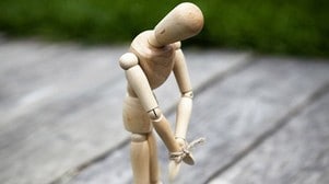 Maniquí de madera encogido