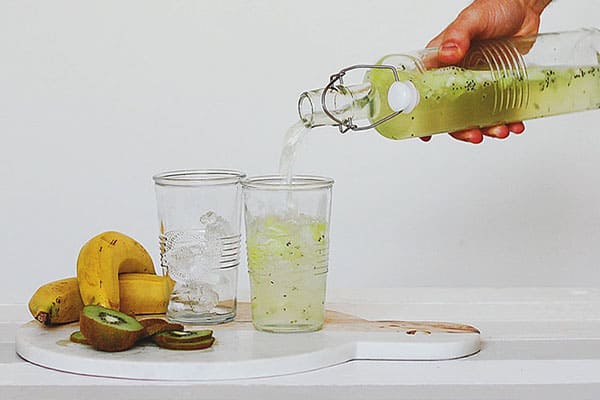 Persona poniéndose una bebida en un vaso