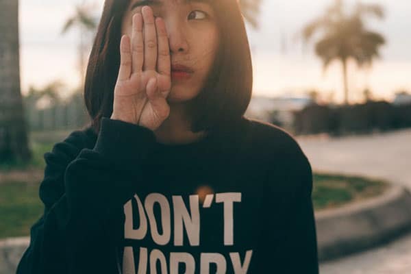 Persona con la mano tapándose la cara y las emociones