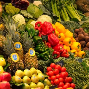 Piñas, pimientos rojos y amarillos,peras y coliflores