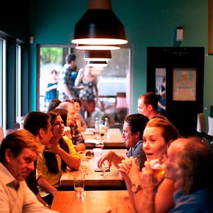 Personas reunidas en un local