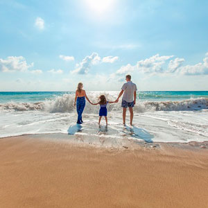 Familia en la orilla de la playa