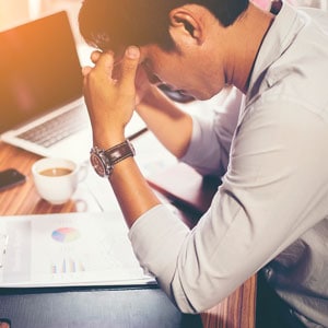 Persona con dolor de cabeza debido al estrés