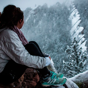 Persona en la cima de una montaña nevada