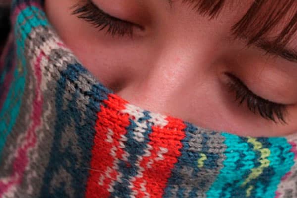 Mujer abrigada para evitar el resfriado
