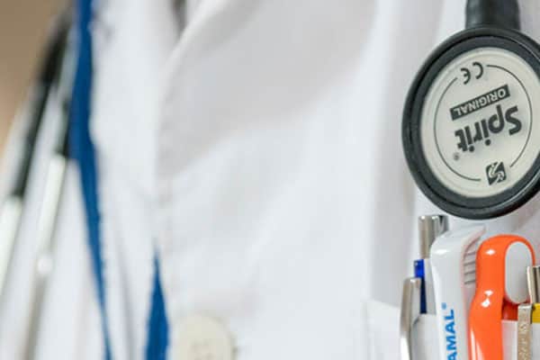 Bata de médico y sus herramientas