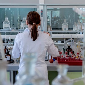 Mujer trabajando en un estudio clínico