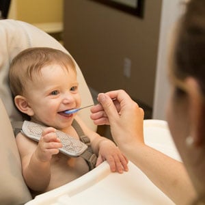 Madre alimentando a su hijo