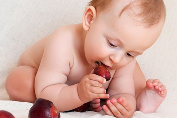 Bebé comiéndose una fruta