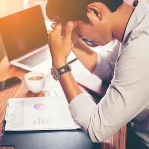 Persona en el trabajo agobiada