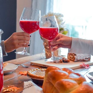 Dos personas brindando con una bebida dulce
