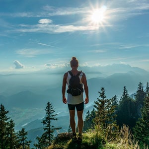 Persona en una montaña admirando el paisaje