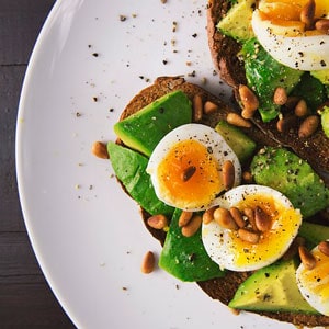 Plato de comida con huevos, verduras y especias