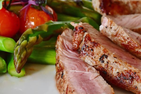 Dieta paleo conformada por carne, verduras y frutas