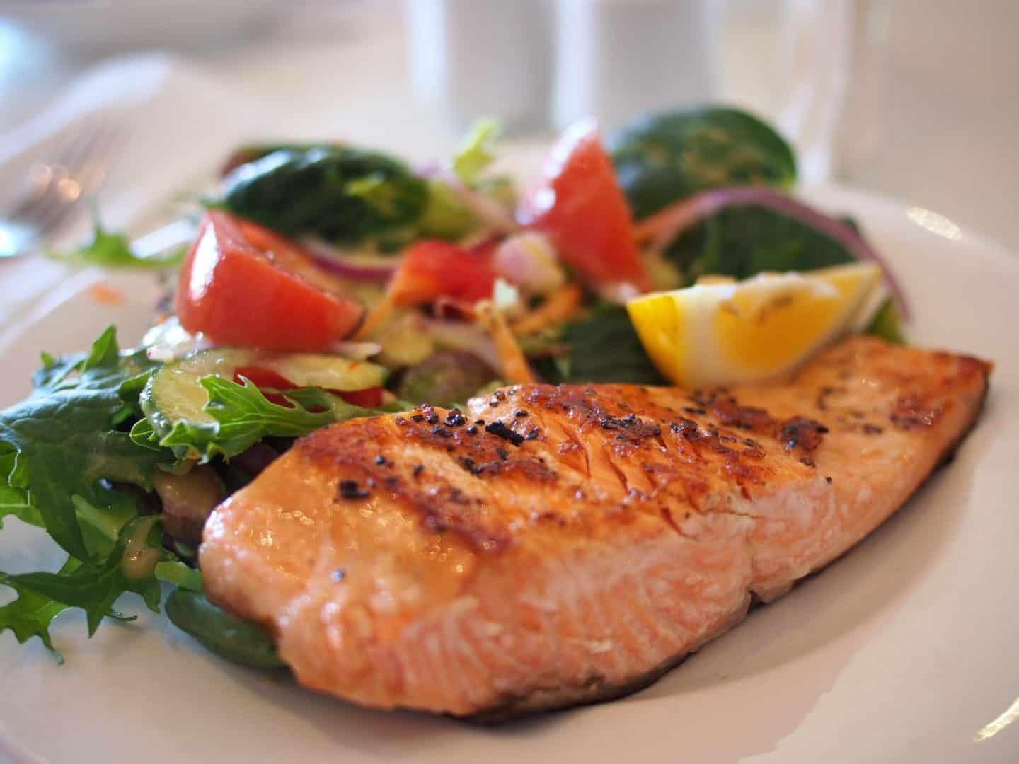 Plato de salmón con limón y algunas verduras