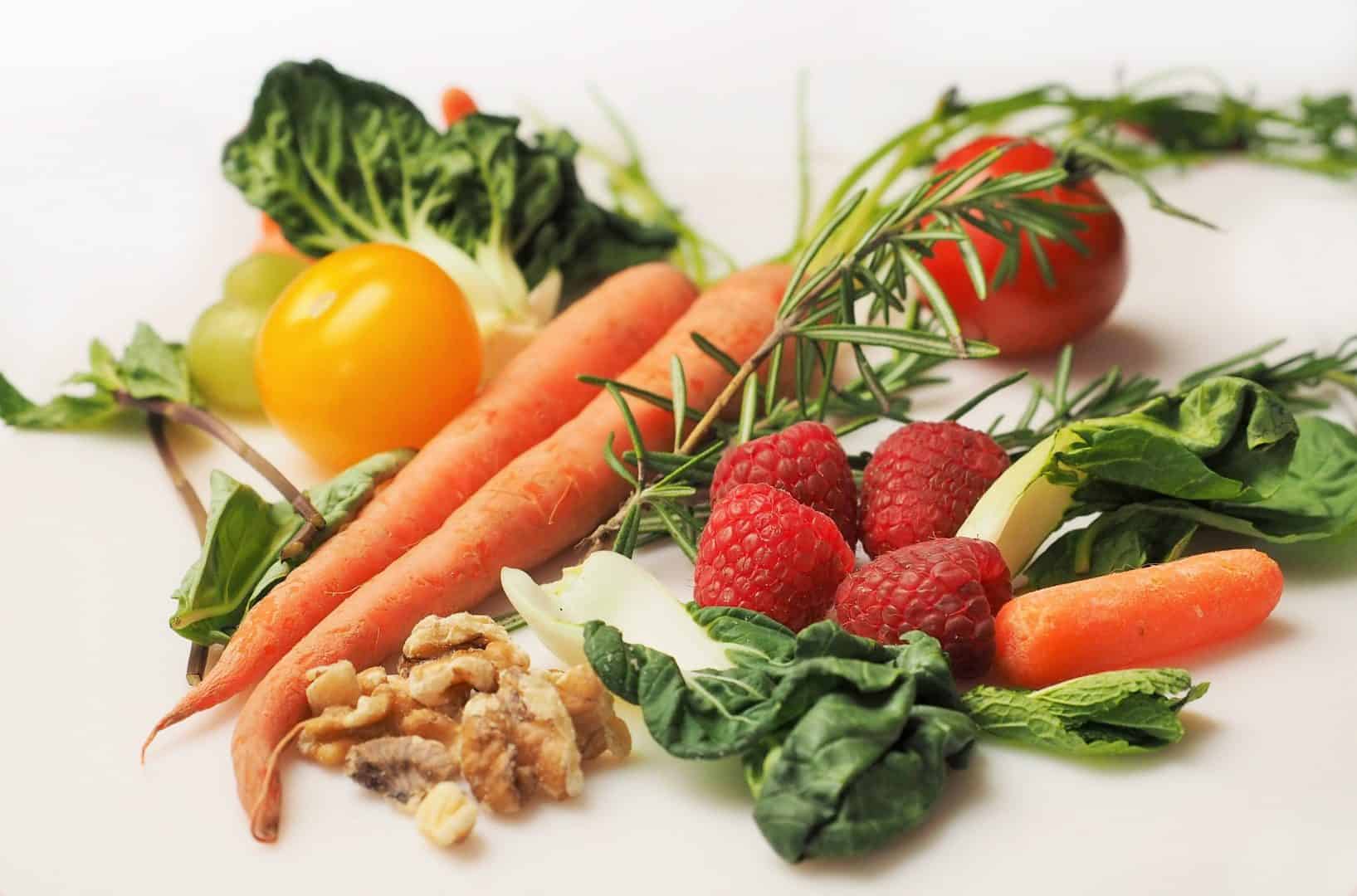 Conjunto de verduras formad por zanahoria, tomates y lechuga