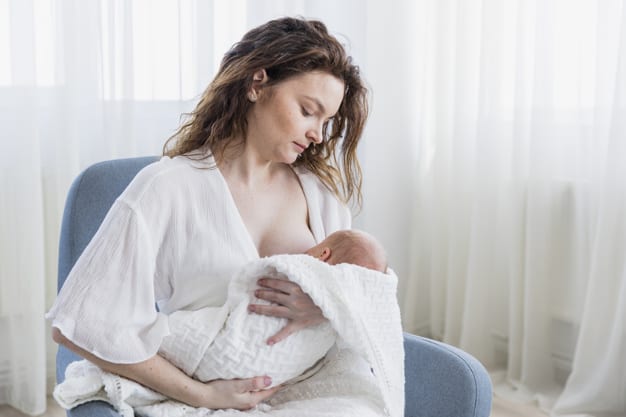 Mujer amamantando a su hijo