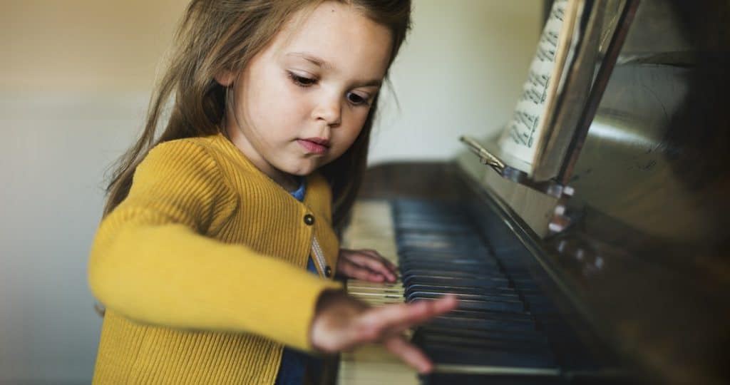 Brain Gut Axis niña con talento toca el piano