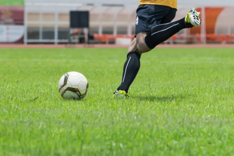 Jugador de fútbol apunto de marcar un gol