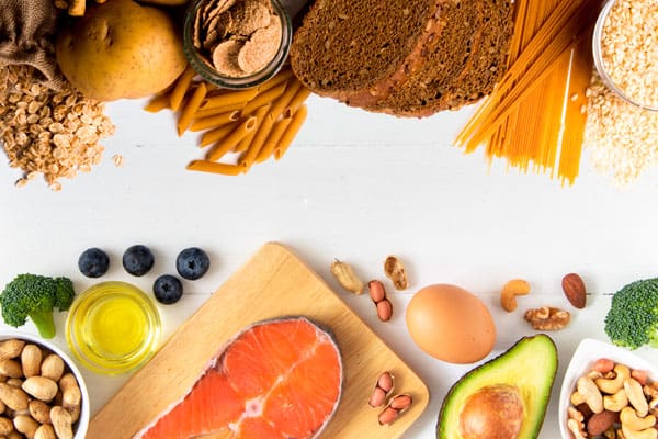 Pescado, aguacate, brócoli, huevos, macarrones y otros alimentos ricos en carbohidratos y grasas