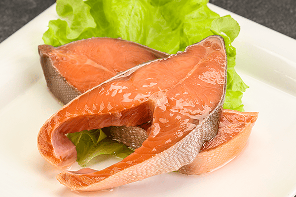 Filete de salmón junto con lechuga