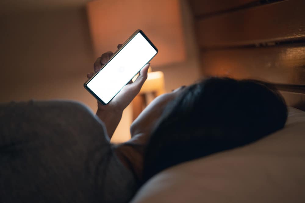 La luz de las pantallas de la electrónica afectan gravemente a nuestros ciclos circadianos.