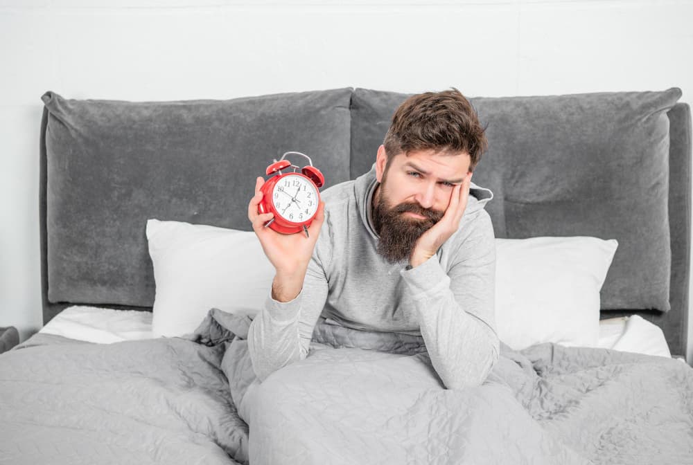 Un chico cansado por la alteración del sistema inmune y los ritmos circadianos