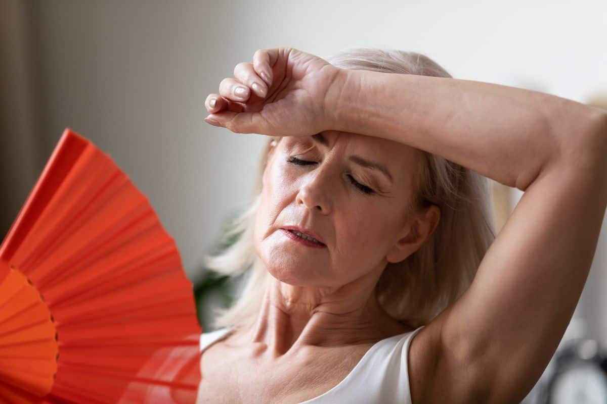 Los sofocos son uno de los síntomas más comunes de la menopausia, que es cuando los ovarios de una mujer disminuyen la producción de estrógeno.