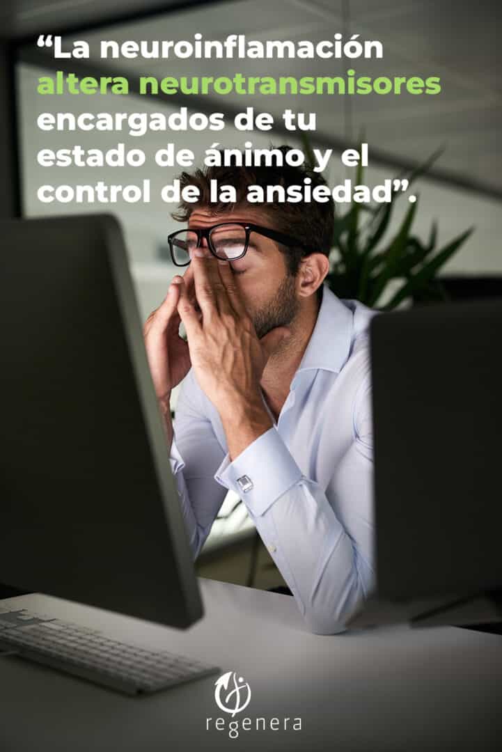Un chico sufre ansiedad en el trabajo por neuroinflamación.
