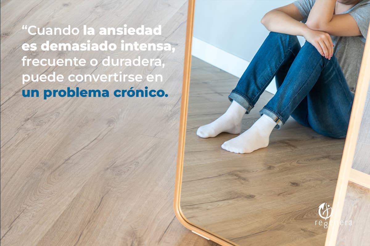 Una chica tiene un trastorno de ansiedad social por una neuroinflamación crónica.