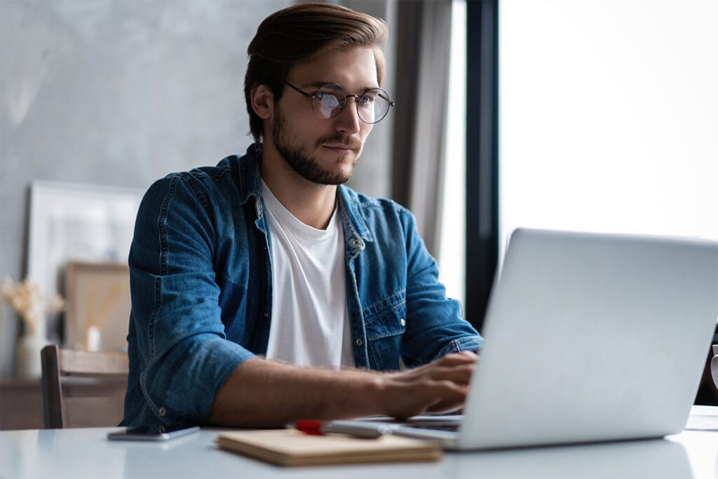 Un chico bsuca dónde estudiar psiconeuroinmunología online