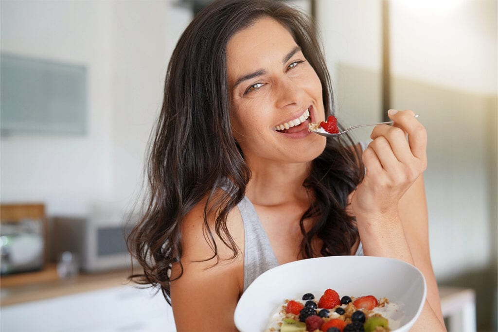 Una mujer con su guía de alimentación y menopausia