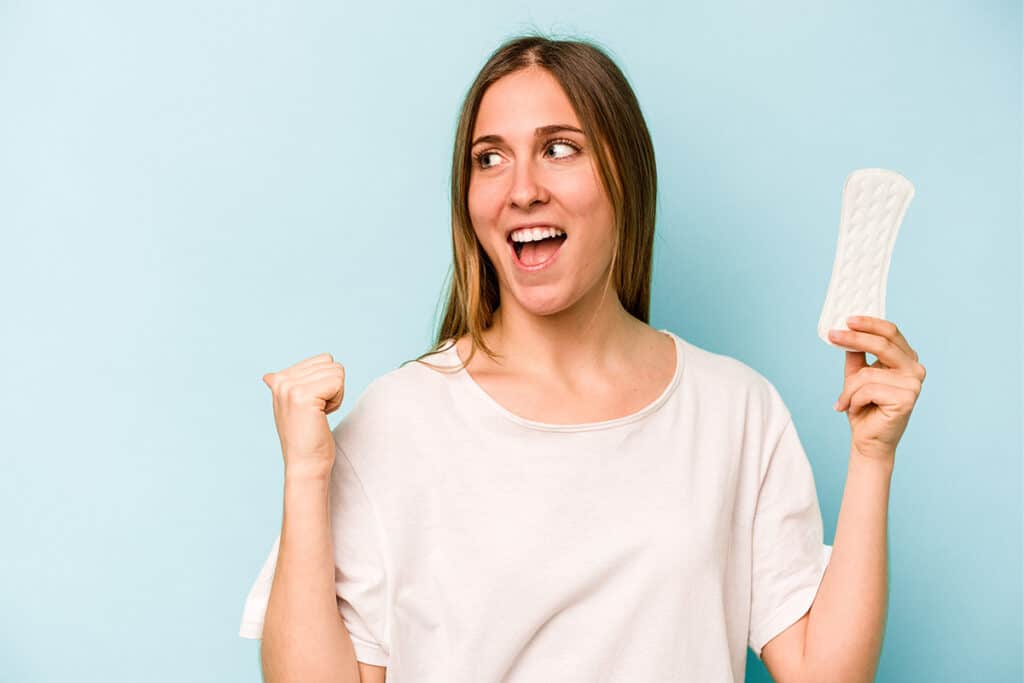 Una chica celebra tener una regla normal y saludable