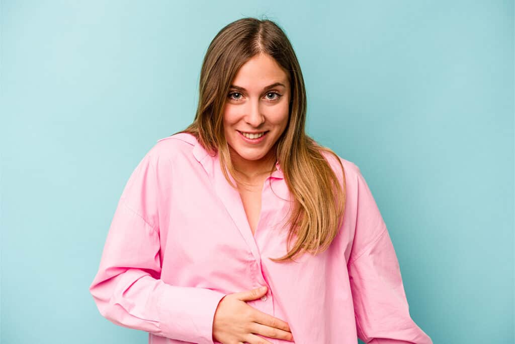 Mujer feliz con una regla normal y saludable