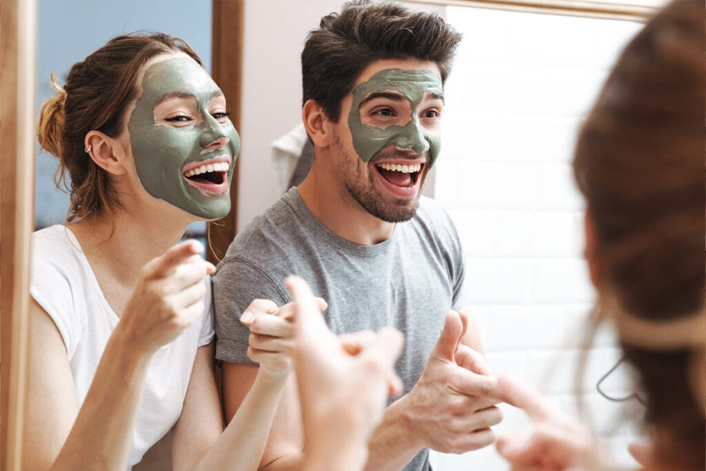 Un chico y una chica utilizan productos de higiene no agresivos para cuidar su microbiota de la piel