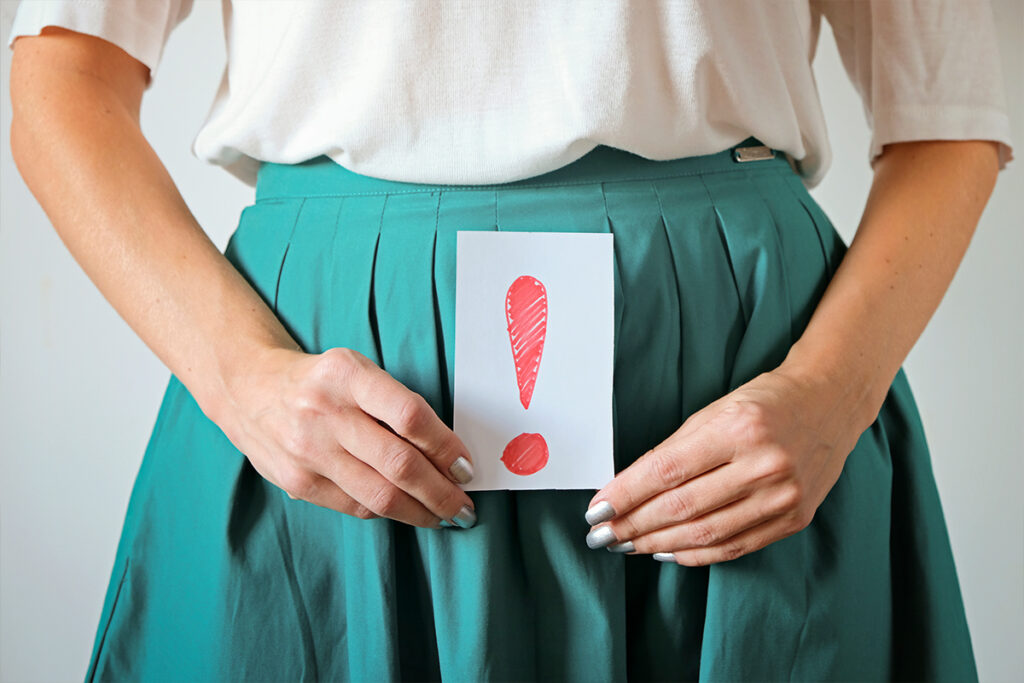 Una chica tiene síndrome premenstrual y busca un tratamiento natural para cuidar su salud