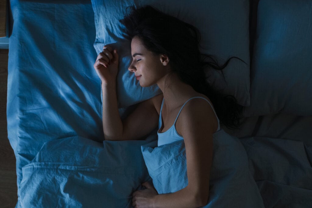 Una chica duerme durante las fases del sueño