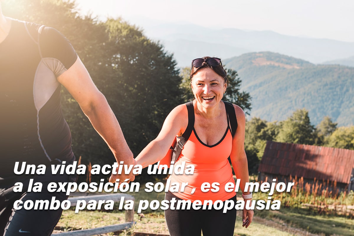 una mujer disfruta de una vida activa y del sol como tratamiento para la postmenopausia y reducir el riesgo de osteoporosis