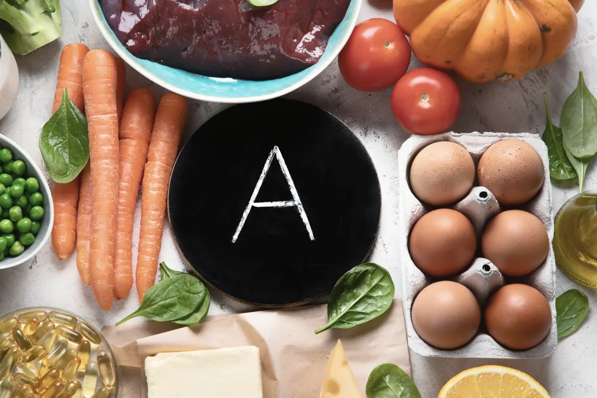 Alimentos con vitamina A y dónde encontrarlos, como el huevo, la carne o las zanahorias.
