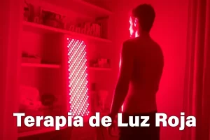 Un hombre en una terapia de luz roja e infrarroja en casa (TLR)