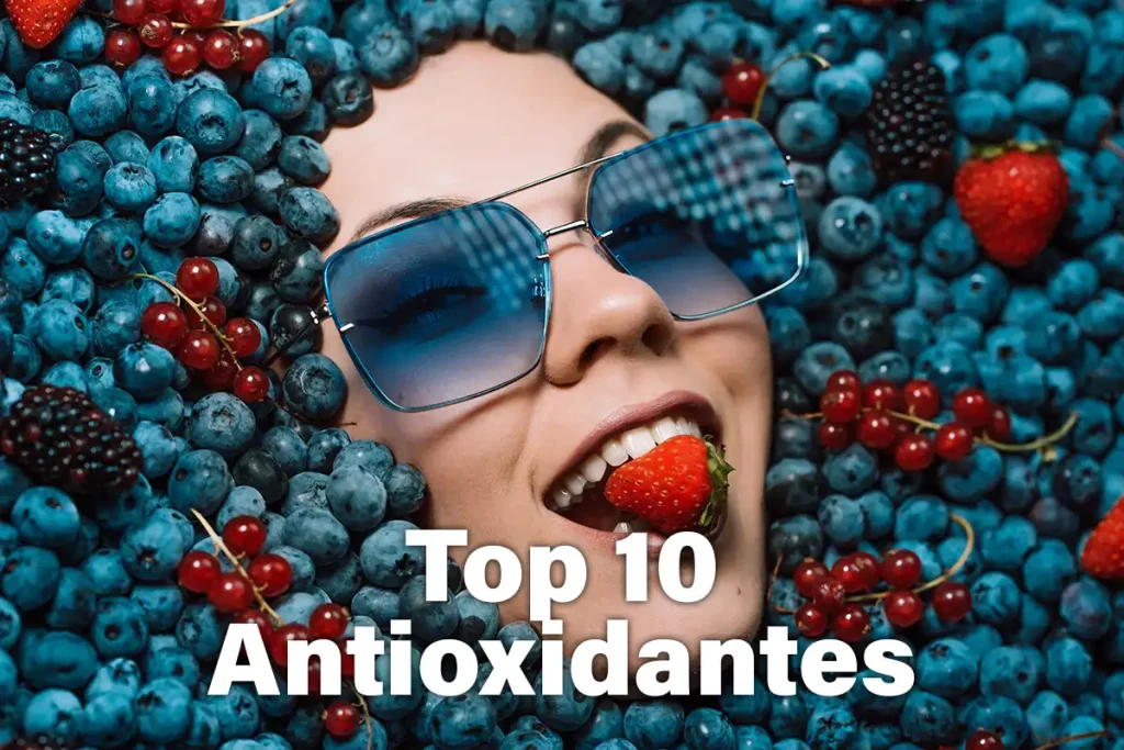 Una chica rodeada de bayas de los mejores antioxidantes del mundo