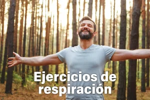 Un chico en el bosque hace ejercicios de respiración para fortalecer pulmones y mejorar su salud