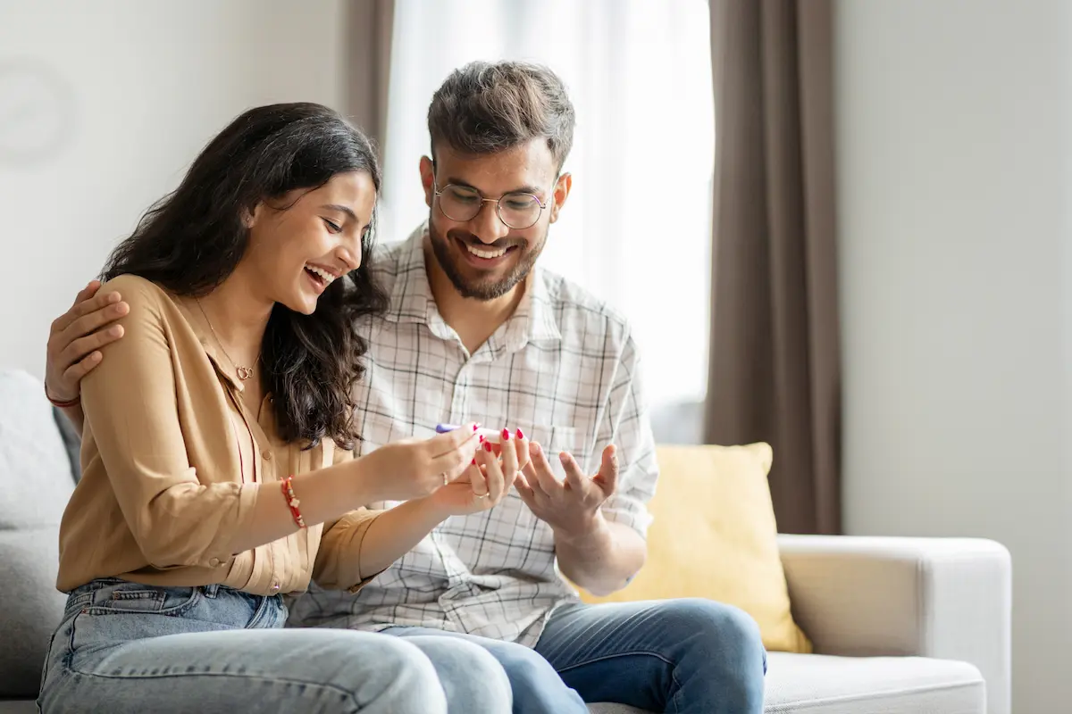 Pareja feliz discutiendo beneficios del omega-3 para la fertilidad masculina y femenina