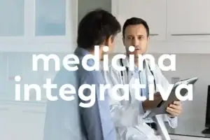 Medicina integrativa y psiconeuroinmunología en consulta médica.